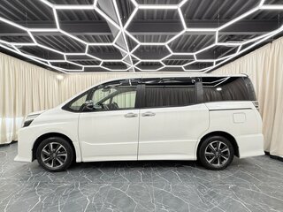 2019 Toyota Voxy III (R80) Рестайлинг, белый, 3049900 рублей, вид 3