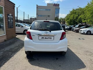 2013 Toyota Vitz III (XP130), белый, 839000 рублей, вид 3