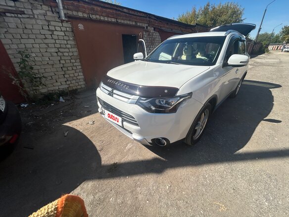 2014 Mitsubishi Outlander III Рестайлинг, белый, 1600000 рублей - вид 1