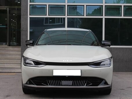 2023 Kia EV6 Standard Range I, белый, 3170000 рублей, вид 2