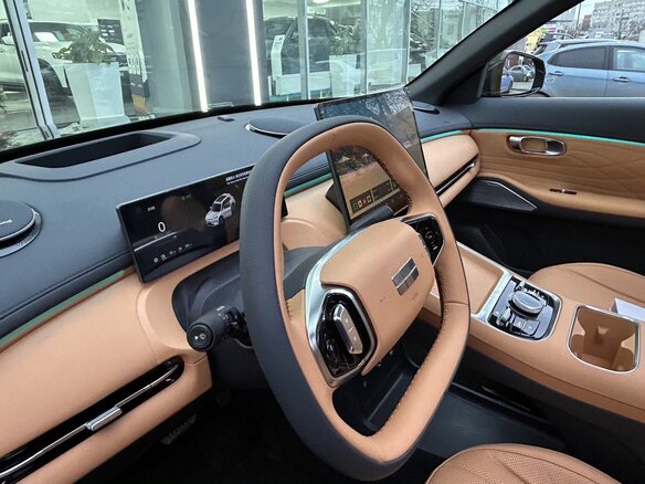 2026 Geely EX5 Гибрид EM-i, серый, 3969990 рублей - вид 13