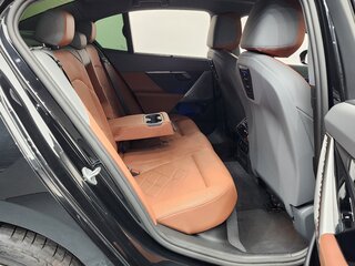 2025 BMW 5 серии 530i xDrive VIII (G60/G61/G68), чёрный, 7200000 рублей, вид 5