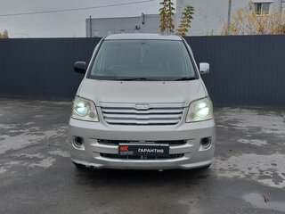 2003 Toyota Noah I (R60), серебристый, 879000 рублей, вид 2