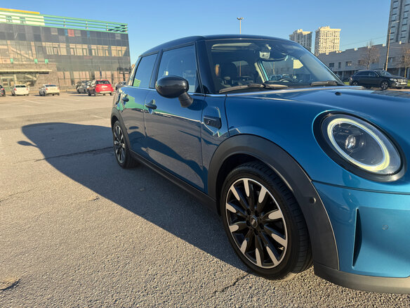 2021 Mini Hatch Cooper S III (F55/F56) Рестайлинг 2, синий, 2990000 рублей - вид 3