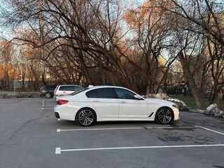 2018 BMW 5 серии 530d xDrive VII (G30/G31/G38), белый, 3990000 рублей, вид 4