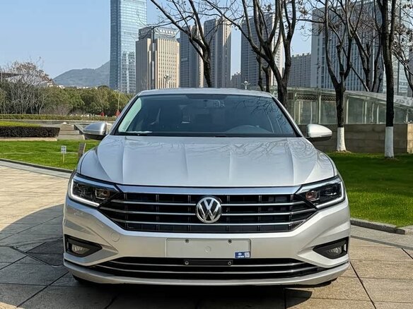 2021 Volkswagen Jetta VII Рестайлинг, серебристый, 1700000 рублей - вид 1