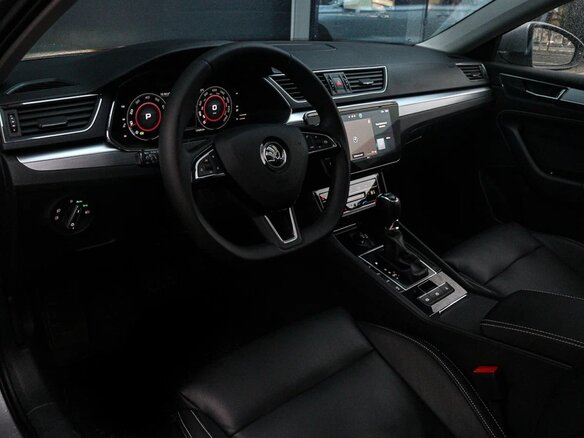 2023 Skoda Superb III Рестайлинг, серебристый, 2390000 рублей - вид 10
