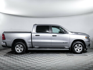 2024 Ram 1500 Quad Cab V Рестайлинг, серый, 7000000 рублей, вид 4