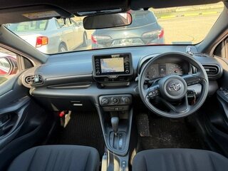 2021 Toyota Yaris IV, красный, 699776 рублей, вид 5