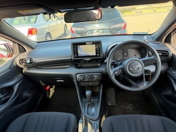 2021 Toyota Yaris IV, красный, 699776 рублей - вид 4