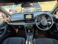 2021 Toyota Yaris IV, красный, 699776 рублей - вид 4