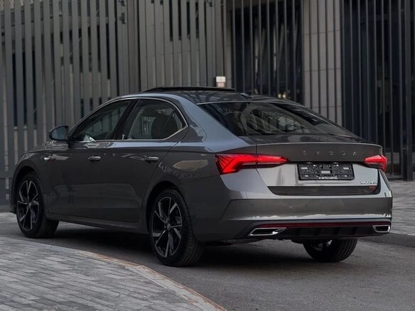 2023 Skoda Octavia IV (A8), серый, 2040000 рублей - вид 3