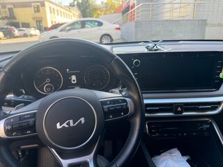 2022 Kia K5 III, чёрный, 2600000 рублей, вид 4