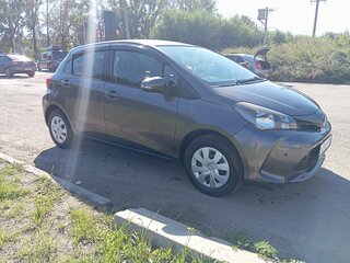 2014 Toyota Vitz III (XP130) Рестайлинг, серый, 735000 рублей, вид 3