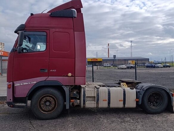 2006 Volvo FH, красный, 1800000 рублей - вид 1