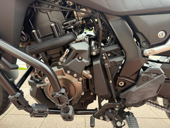 2024 Suzuki V-Strom 800DE, чёрный - вид 11