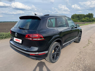 2017 Volkswagen Touareg II Рестайлинг, чёрный, 3900000 рублей, вид 4