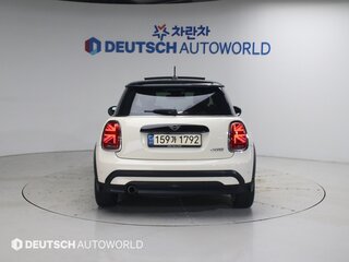2022 Mini Hatch Cooper III (F55/F56) Рестайлинг 2, белый, 1780000 рублей, вид 4