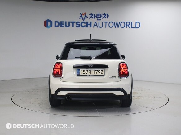 2022 Mini Hatch Cooper III (F55/F56) Рестайлинг 2, белый, 1780000 рублей - вид 3