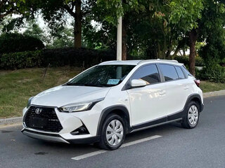 2022 Toyota Yaris IV, белый, 980099 рублей, вид 1