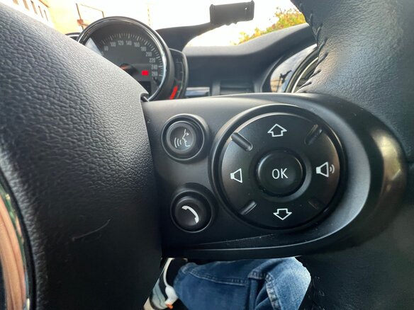 2021 Mini Hatch Cooper III (F55/F56) Рестайлинг, белый, 2500000 рублей - вид 25