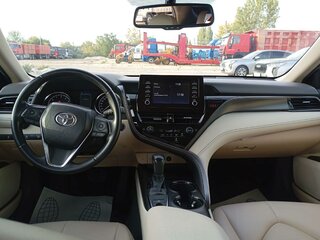 2022 Toyota Camry VIII (XV70) Рестайлинг, белый, 3870000 рублей, вид 5