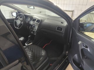 2017 Volkswagen Polo V Рестайлинг, чёрный, 900000 рублей, вид 5