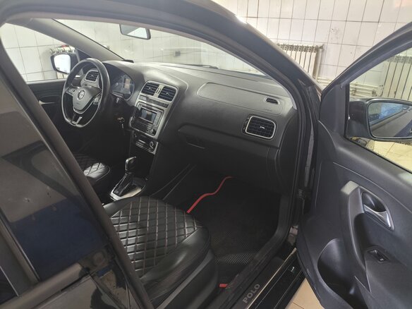 2017 Volkswagen Polo V Рестайлинг, чёрный, 900000 рублей - вид 4