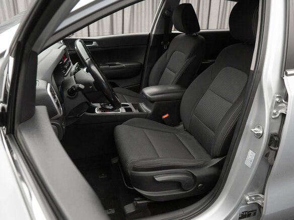 2018 Kia Sportage IV Рестайлинг, серебристый, 1800000 рублей - вид 8