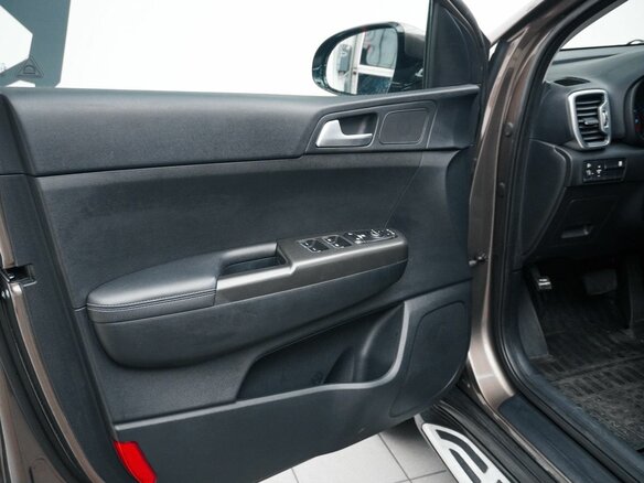 2018 Kia Sportage IV Рестайлинг, коричневый, 2179000 рублей - вид 9
