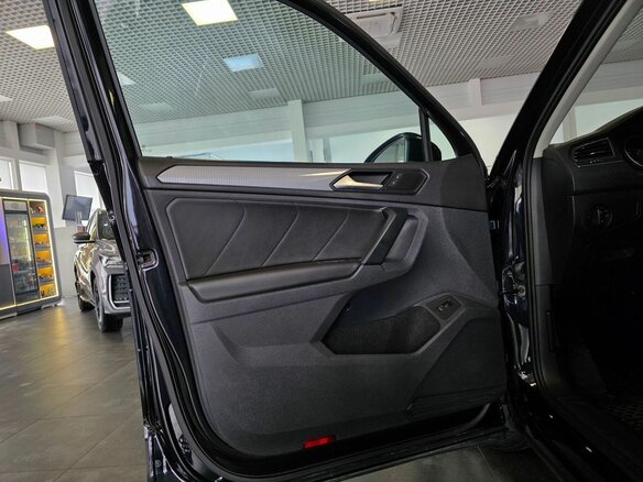 2021 Volkswagen Tiguan II Рестайлинг, чёрный, 3099000 рублей - вид 27
