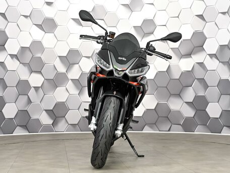 2022 Aprilia Tuono 660, чёрный, 1177000 рублей, вид 5