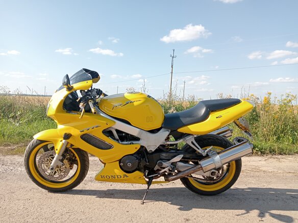 1998 Honda VTR 1000, жёлтый - вид 4