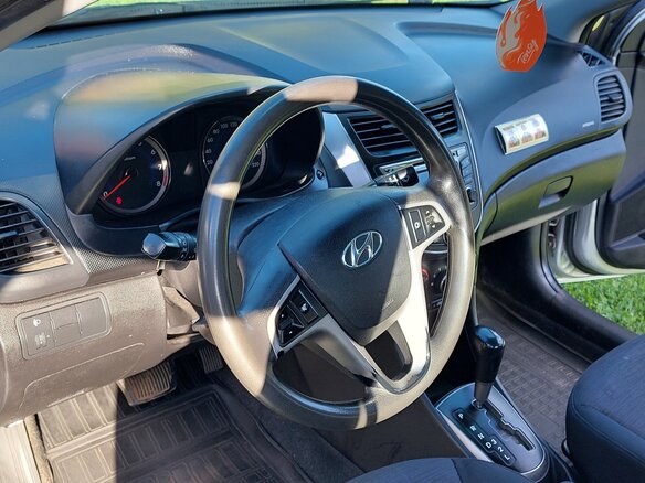 2015 Hyundai Solaris I Рестайлинг, серебристый, 650000 рублей - вид 7