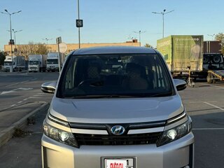2014 Toyota Voxy III (R80), серебристый, 2050000 рублей, вид 2