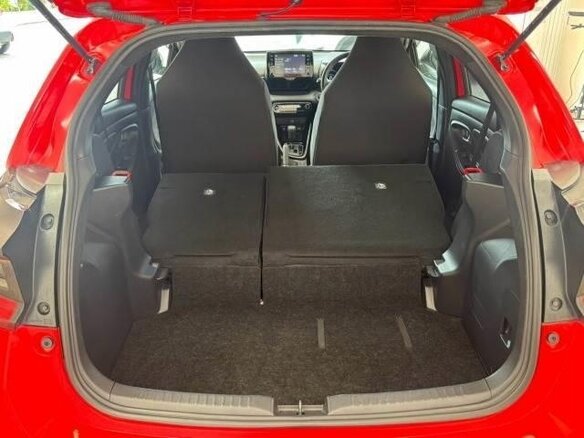 2022 Toyota Yaris IV, красный, 1014000 рублей - вид 20