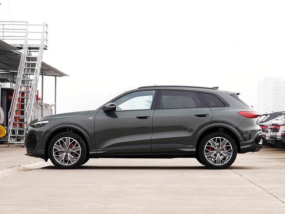 2026 Audi Q5 L III (GU), серый, 5850000 рублей - вид 3