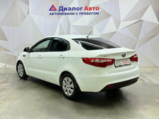 2013 Kia Rio 4-speed III, белый, 850000 рублей, вид 4