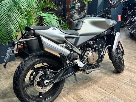 2026 Husqvarna Svartpilen 801, серый, 1250000 рублей, вид 3