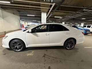 2015 Toyota Camry VII (XV50) Рестайлинг, белый, 1800000 рублей, вид 5