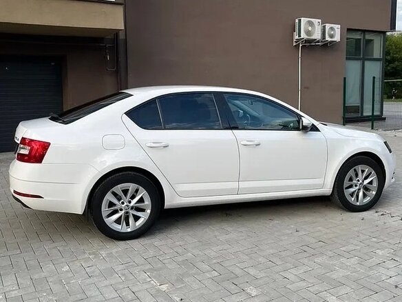 2018 Skoda Octavia III (A7) Рестайлинг, белый, 1450000 рублей - вид 2