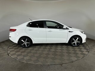 2016 Kia Rio III Рестайлинг, белый, 830000 рублей, вид 4