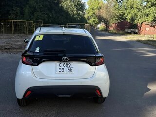2021 Toyota Yaris IV, белый, 1260000 рублей, вид 4