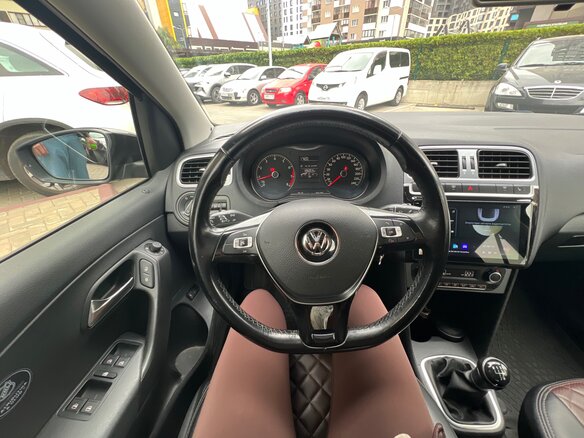 2017 Volkswagen Polo V Рестайлинг, чёрный, 1100000 рублей - вид 8