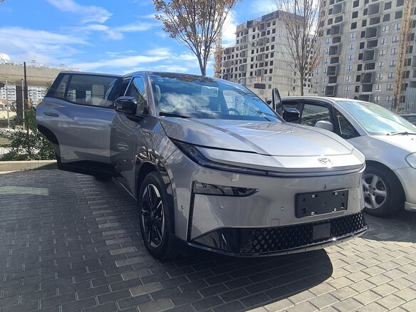 2026 Toyota bZ3X 58.3 kWh, серебристый, 2870000 рублей - вид 9