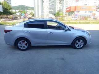 2017 Kia Rio IV, серебристый, 880000 рублей, вид 2