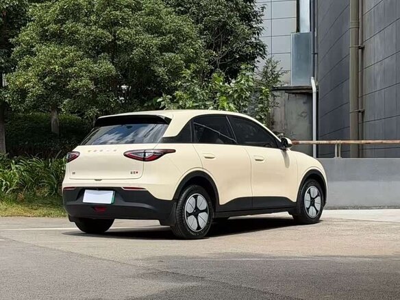 2025 Geely EX2, бежевый, 1359750 рублей - вид 4