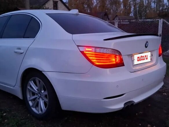 2007 BMW 5 серии 525i V (E60/E61) Рестайлинг, белый, 800000 рублей - вид 4