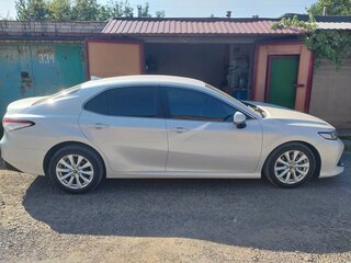 2018 Toyota Camry VIII (XV70), белый, 3165000 рублей, вид 4