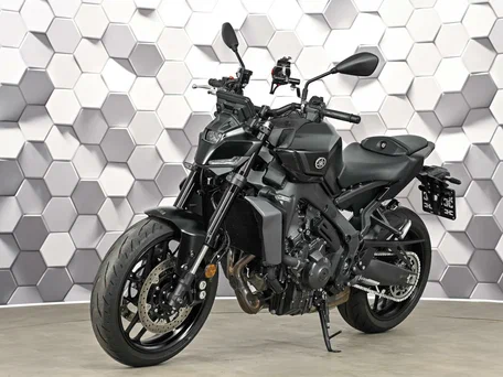 2024 Yamaha MT-09 (FZ-09), чёрный, 1227000 рублей, вид 2